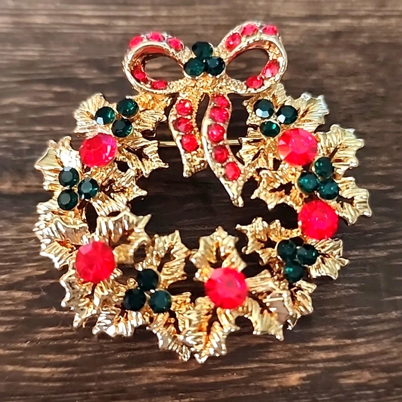Red Green Gold  Holly  Enamel and Rhinestone Christmas Wreath  Brooch - Picture 2 of 6